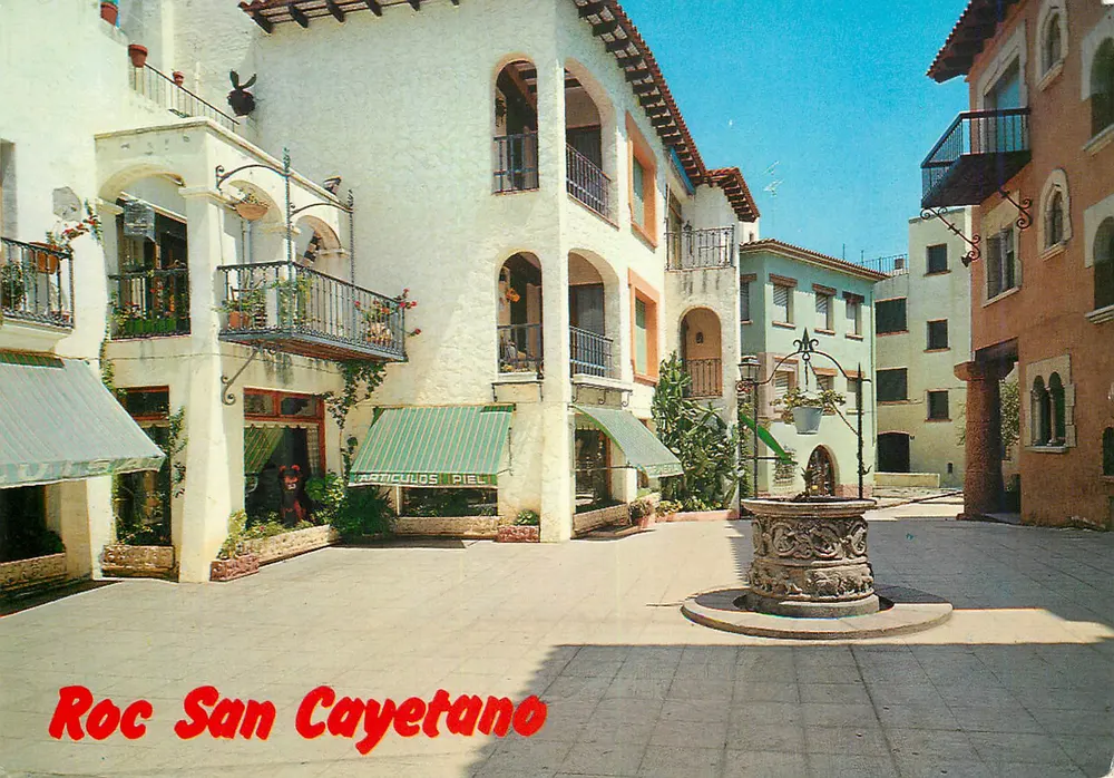 Roc San Cayetano — Plaza avec fontaine et boutique — Photo color RAYMOND, Tarragone - Recto