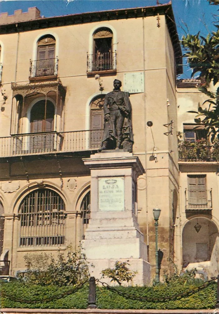 Loja (Granada) — Monumento ao Duque de Valência — Librería Cervantes - Frente