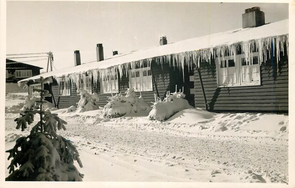 Arcuïta — Vista invernal de um edifício nevado — Arcuïta - Frente
