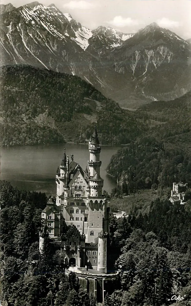 Schloss Neuschwanstein — Panoramablick mit See und schneebedeckten Bergen — Ouka - Vorderseite