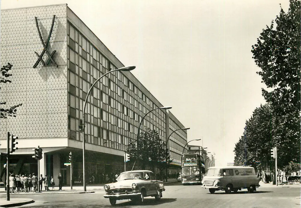 Berlin — Hauptstadt der DDR — Unter den Linden — Appartementhaus — Graphokopie H. Sander KG - Vorderseite