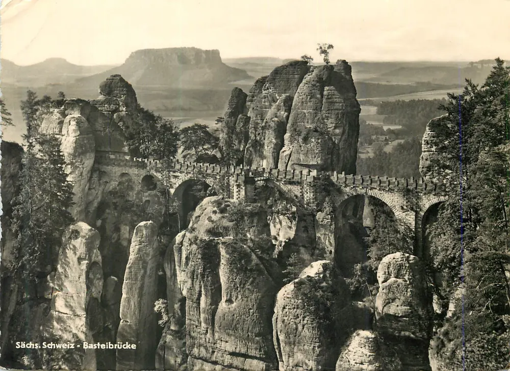 Saxônia Suíça - Ponte Bastei — vista panorâmica das rochas e do ponte — editor Nr. 810 Albert Krebs, 703 Leipzig - Frente