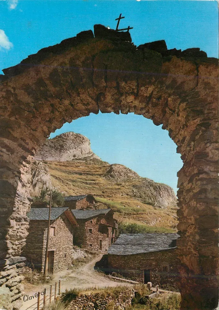 Clavèro — vista do vilarejo através de um imenso promontório rochoso — Edicions d'Art V. Claverol, n° 1140 - Frente