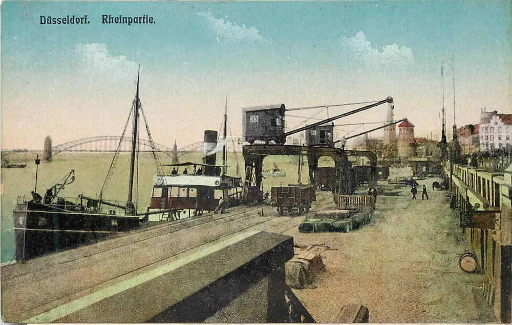 Cartolina d'epoca Düsseldorf. Rheinpartie. — Vista del porto fluviale con battello a vapore e gru — editore non identificato - Recto