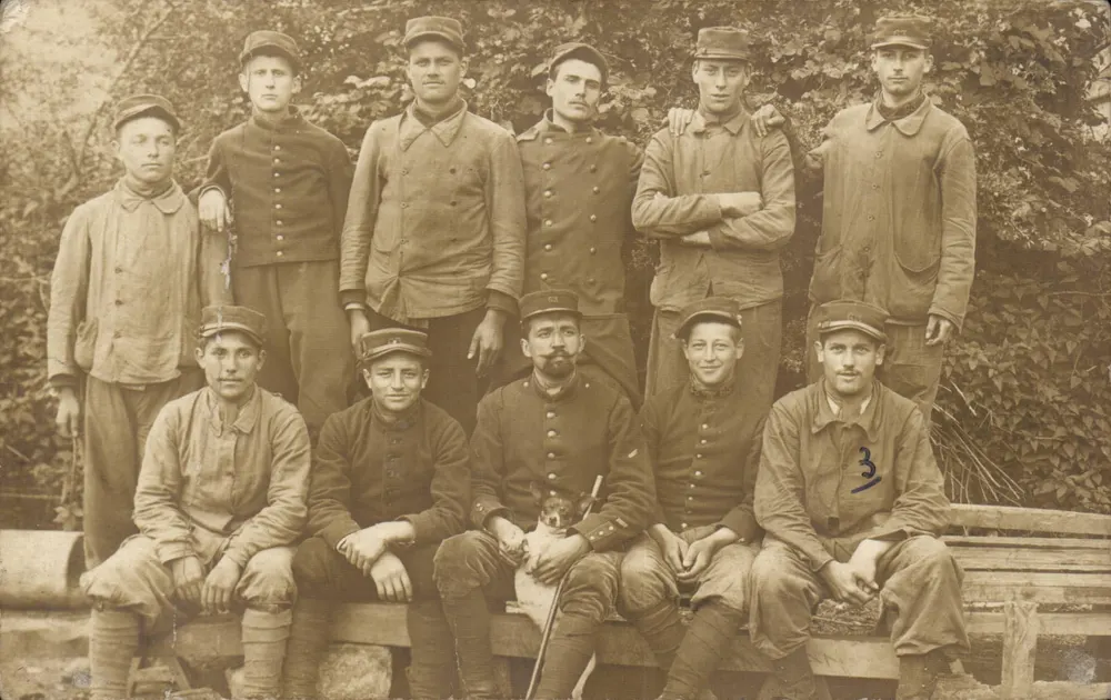 Groupe de soldats — en tenue militaire — Carte postale n°3 - Recto