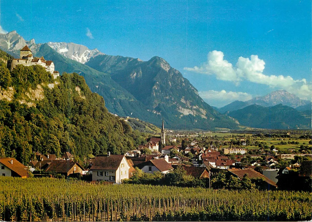 Vaduz — widok panoramiczny z zamem i winnikiem — Foto P. Ospelt, nr 1005 - Awers