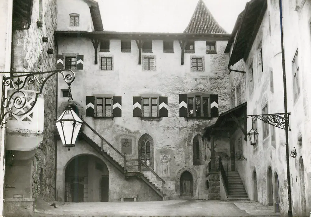 Hofeingang im Schloss Vaduz — Fürstentum Liechtenstein — Photo: Baron Falz-Fein - Vorderseite