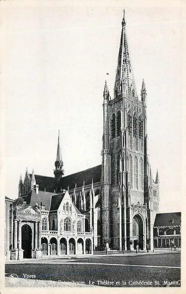 Ypres - Place Van den Peerenboom, Das Theater und die Kathedrale St. Martin - Vorderseite