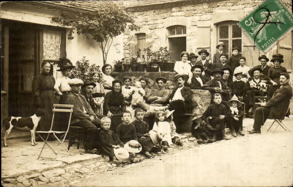 Familien- oder Dorfgruppe — vor steinerner Haus — Verlag R. Duvau, Colombes - Vorderseite