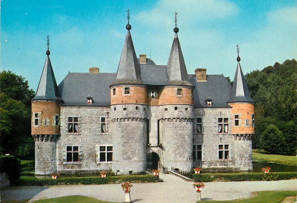 Schloss Spontin — Hauptfassade 14. und 16. Jahrhundert — Éditions Yvoir S. Meuse - Vorderseite