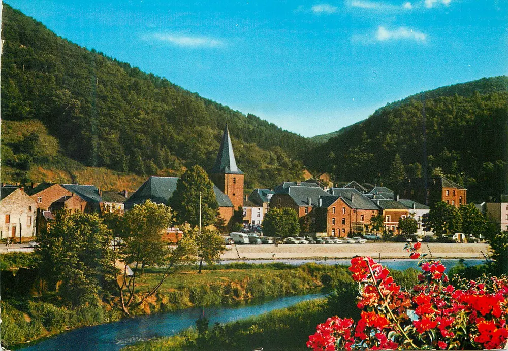 Bohan - A Semois — vista do vilarejo com igreja e flores — Edições de Mario - Yvoir S. Meuse, n° BEL 453 - Frente