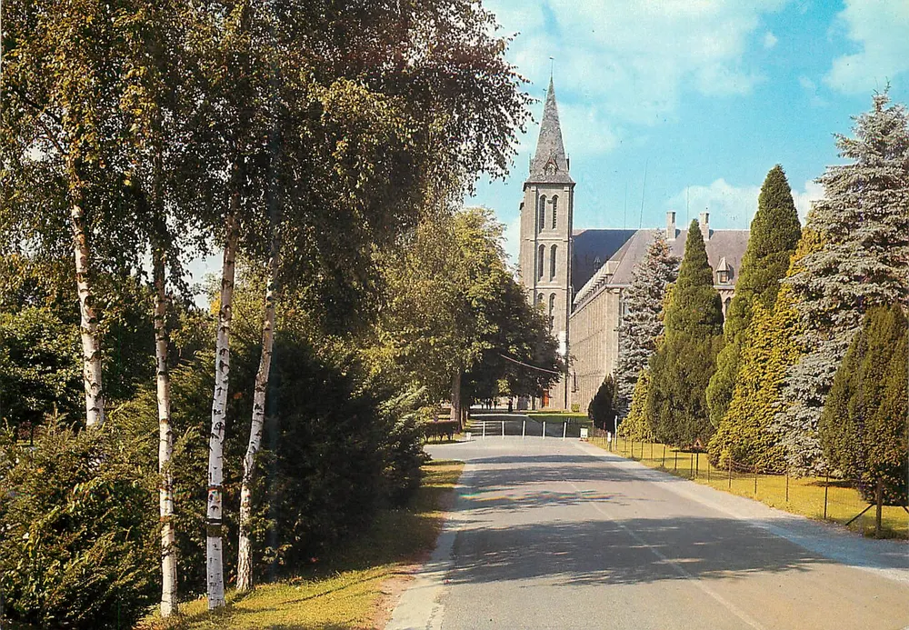 Abadia de Maredsous — vista da igreja e do claustro — edições da Abadia - Frente