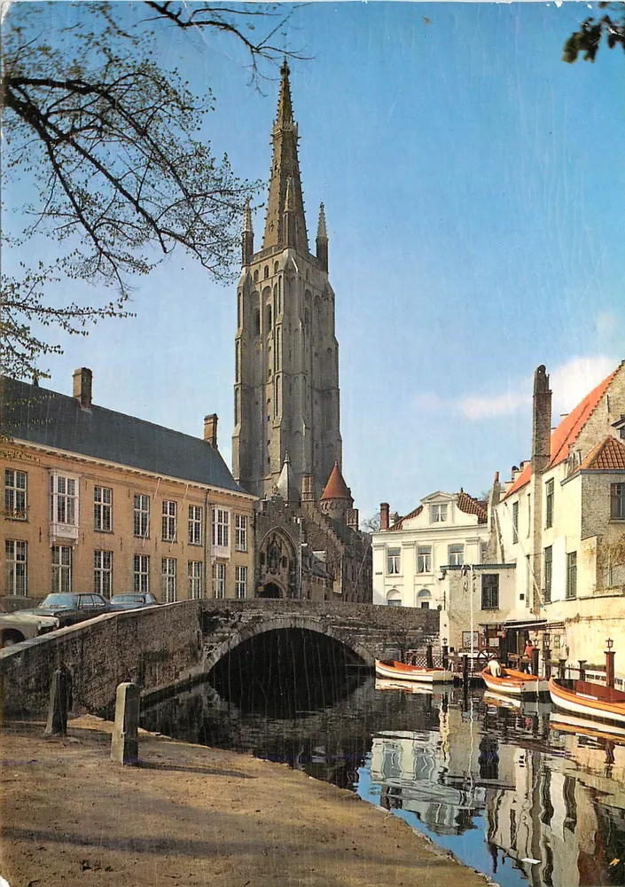 Bruges — A Igreja de Nossa Senhora e o canal — editor não visível - Frente