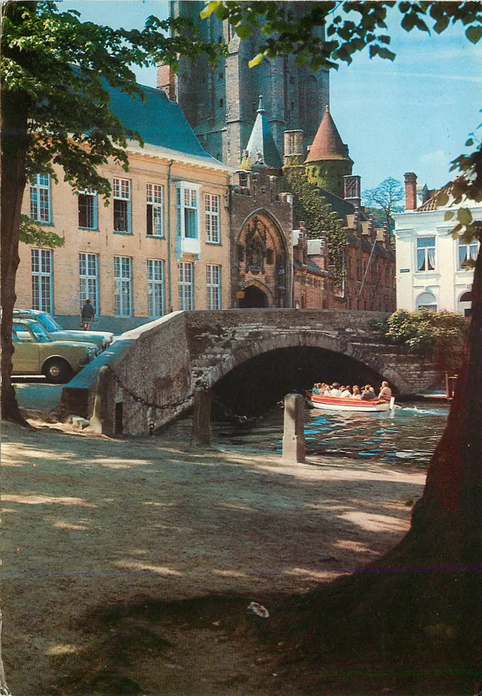 Bruges — Most nad kanałem z turystycznym statkiem — N.V. PHOTO-HALL Blankenberge - Awers