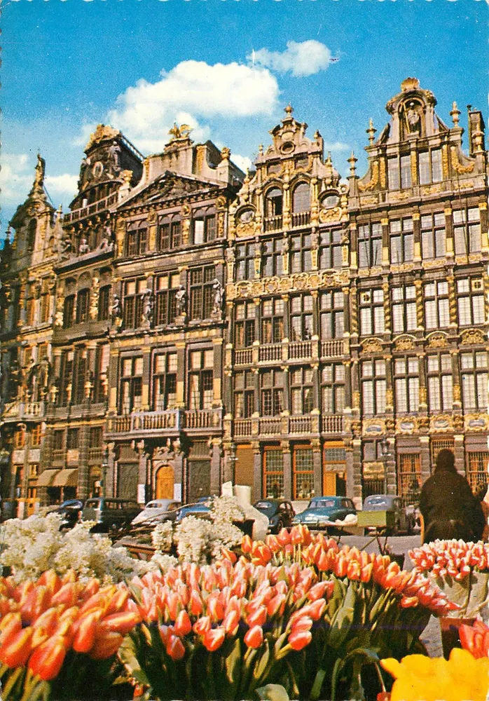 Bruxelles - Grand'Place — vue de la place avec fleurs — imprimé en Belgique, n° 134 - Recto