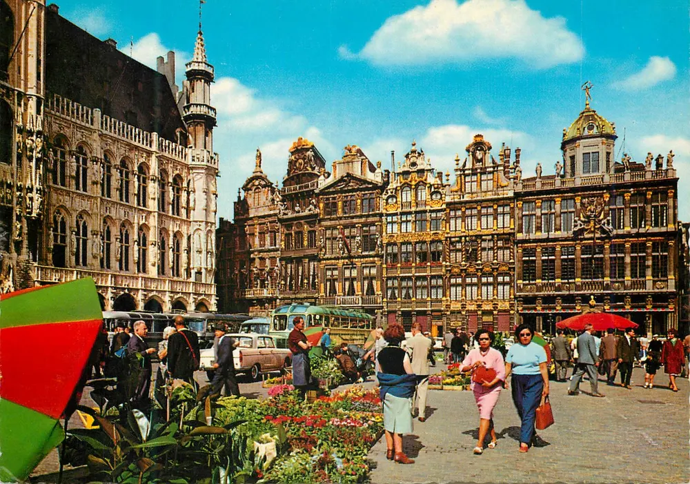 Bruxelas - Grand Place — vista animada com flores e ônibus — editor Krüger, n° 922/24 - Frente