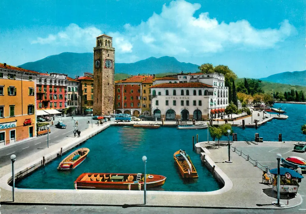 Riva del Garda — vista do porto com o hotel Sole e a torre — editor A. Preda, série 166 - Frente