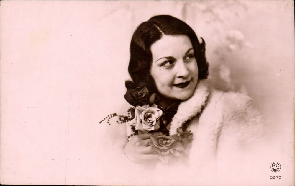 Frau in Pelzjacke — Rosen — P-C Paris 5970 - Vorderseite