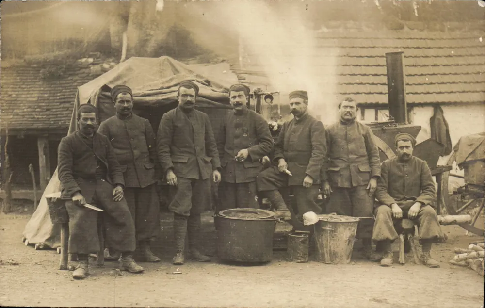 Gruppe von Soldaten — Militärlager — unbekannter Verlag - Vorderseite
