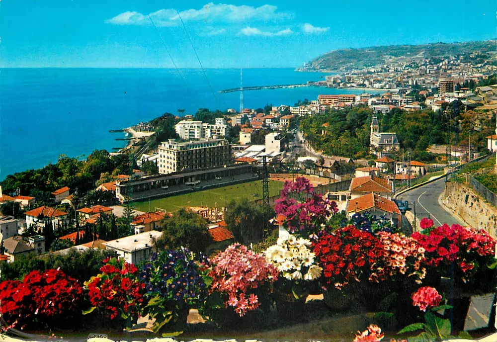 San Remo — Riviera dei Fiori — vue panoramique depuis l'Est avec le stade municipal — Éd. Gieffe - Recto