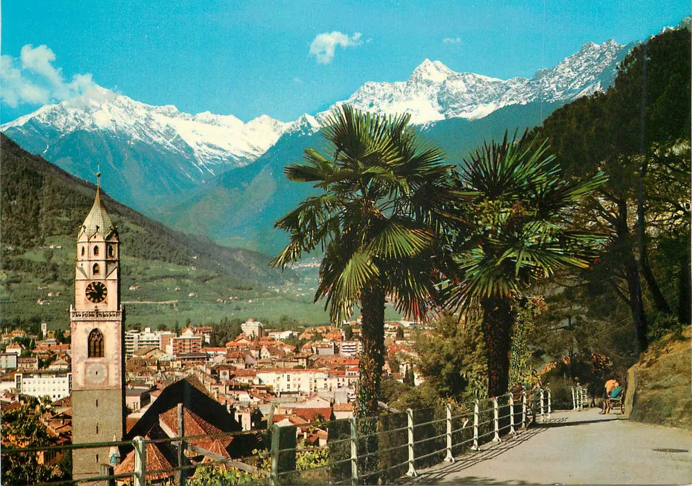 Merano — Vista panorâmica com torre sineira e montanhas nevadas — editor Amonn S.A. - Frente