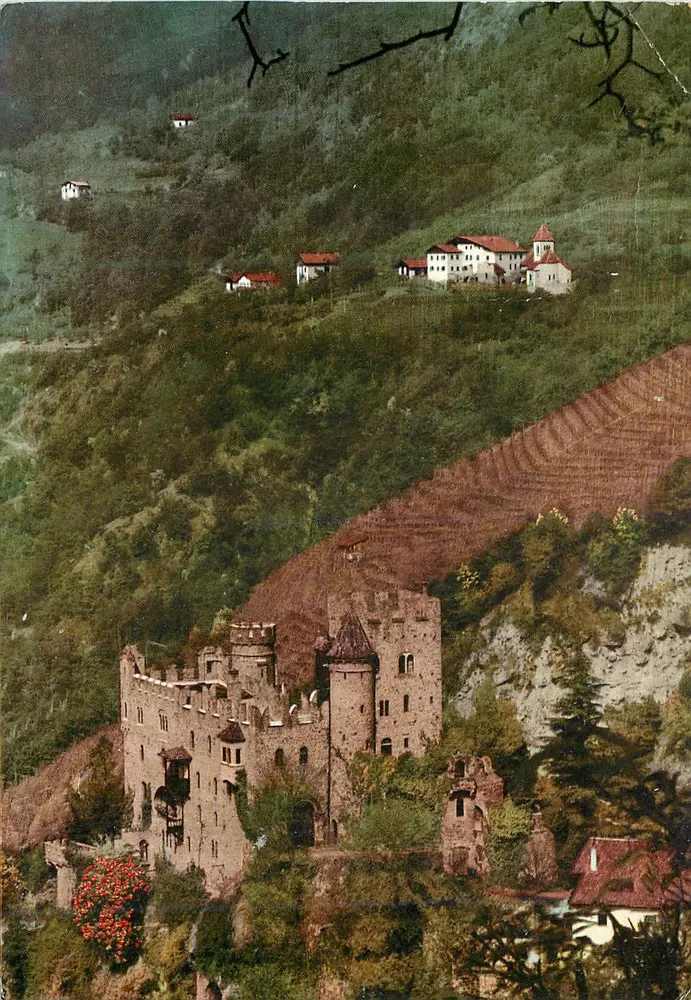 Merano - Castelo Fontana com a Igreja de São Pedro - Frente
