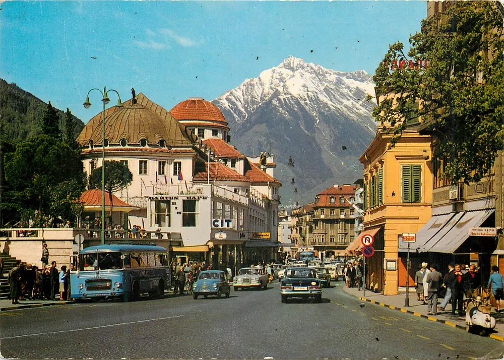 Merano, Freiheitsstraße — vista da cidade com montanha no fundo — editor Frasnelli, n° 296 - Frente