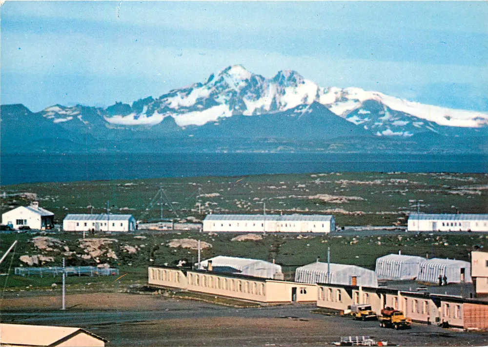 Basis von Port-au-Français — Archipel Kerguelen — Mount Ross (1960 m) im Hintergrund - Vorderseite