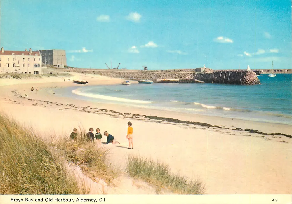 Braye Bay i Stary Port, Alderney, C.I. — A.2 — Guernsey Press Co. Ltd. - Awers