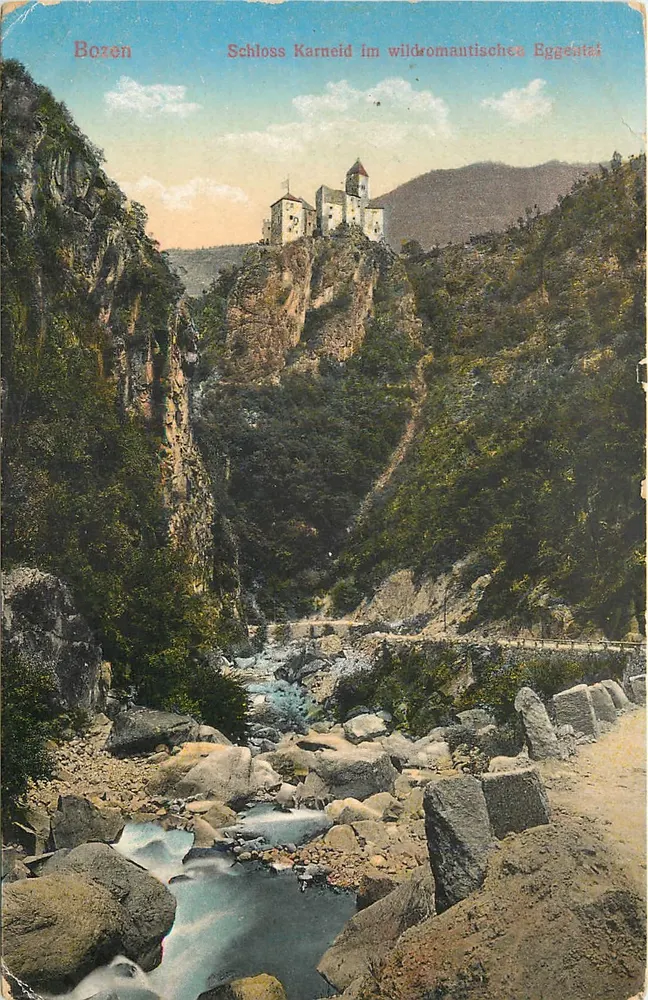 Castelo de Karneid — castelo sobre falésia no romântico Eggenatal — Bozen - Frente