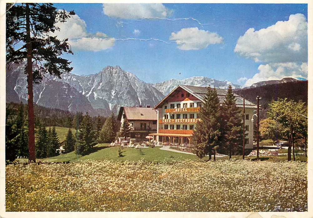Hotel-Kawiarnia-Restauracja — zasnieżone góry — Alpy - Awers