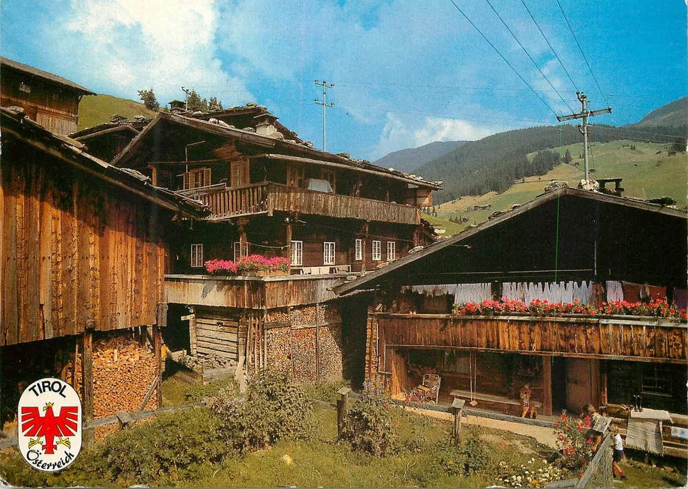 Vila alpina de madeira — Tirol, Áustria — editor Tirol Österreich - Frente