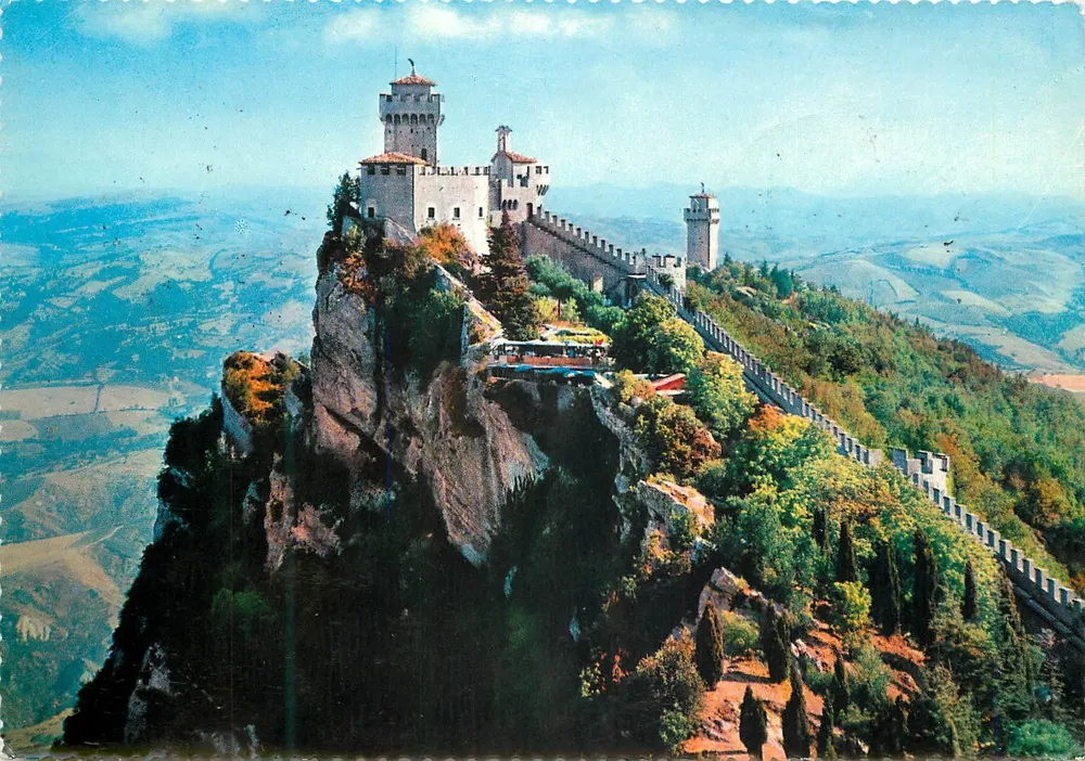 Schloss San Marino — Zweiter und dritter Turm — FOTODENZIONI RIVIERA - Vorderseite