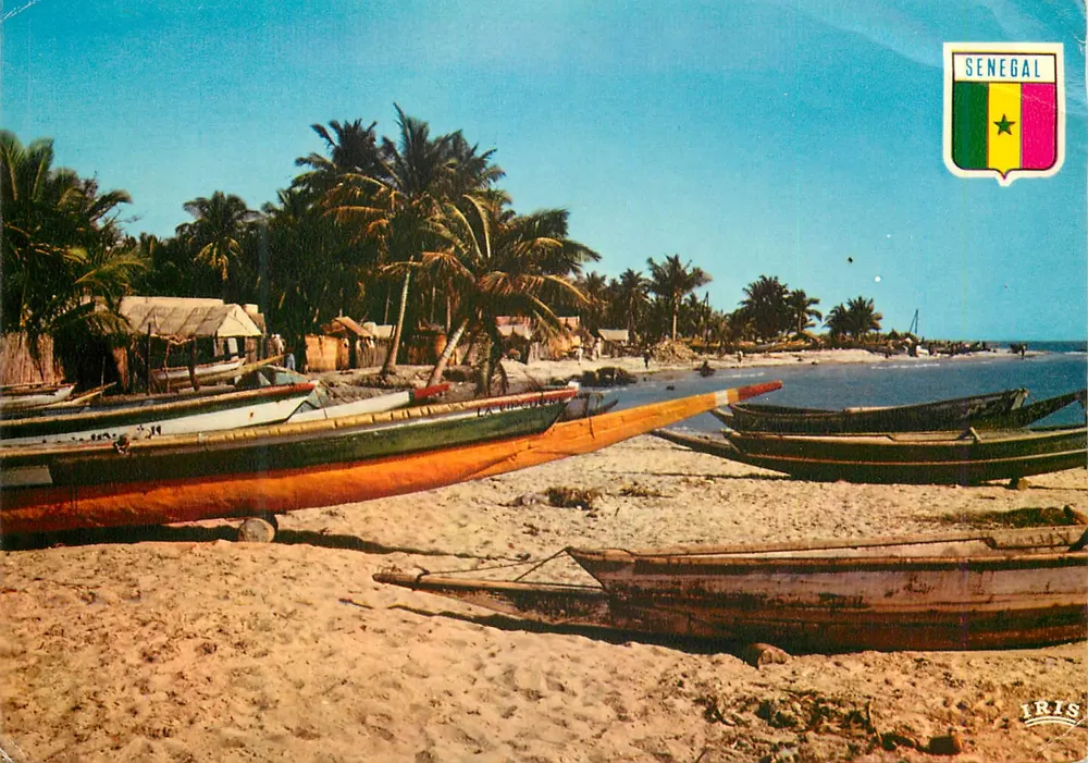 Praia de Joal — pirogas de pesca — editor IRIS - Frente