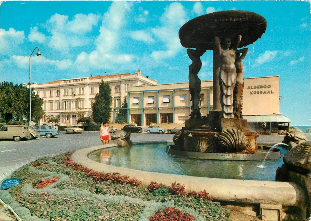Place Ier Mai — Fontäne der Sirenen — Alterocca Terani - Vorderseite