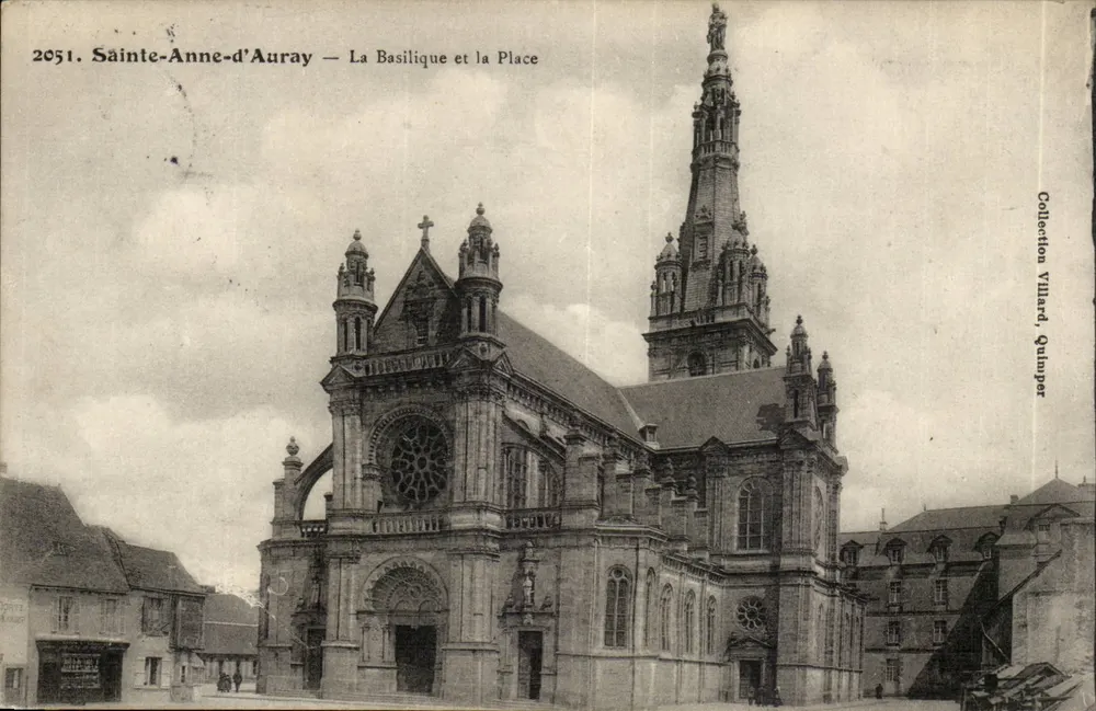 Sainte-Anne-d'Auray — La Basilique et la Place — Collection Villard, Quimper - Recto