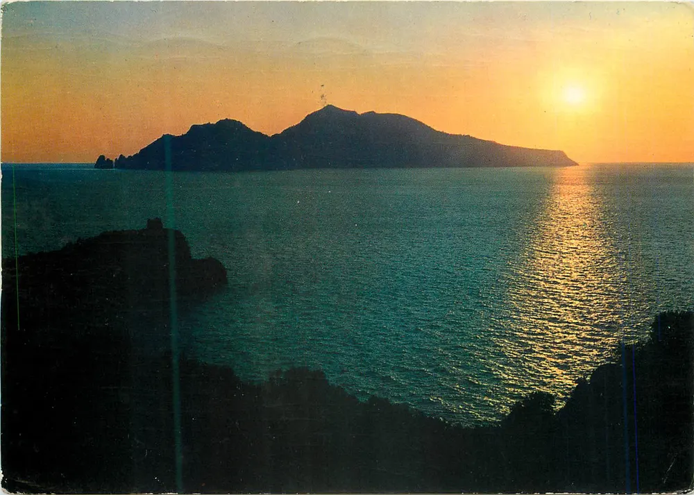 Isola di Capri bei Sonnenuntergang — Ansicht von Massa Lubrense — Casa del Giornale, Napoli - Vorderseite