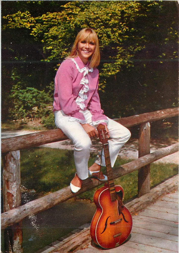 Uśmiechnięta kobieta z gitarą — na drewnianym mostku — Cecamì 1201 - Awers