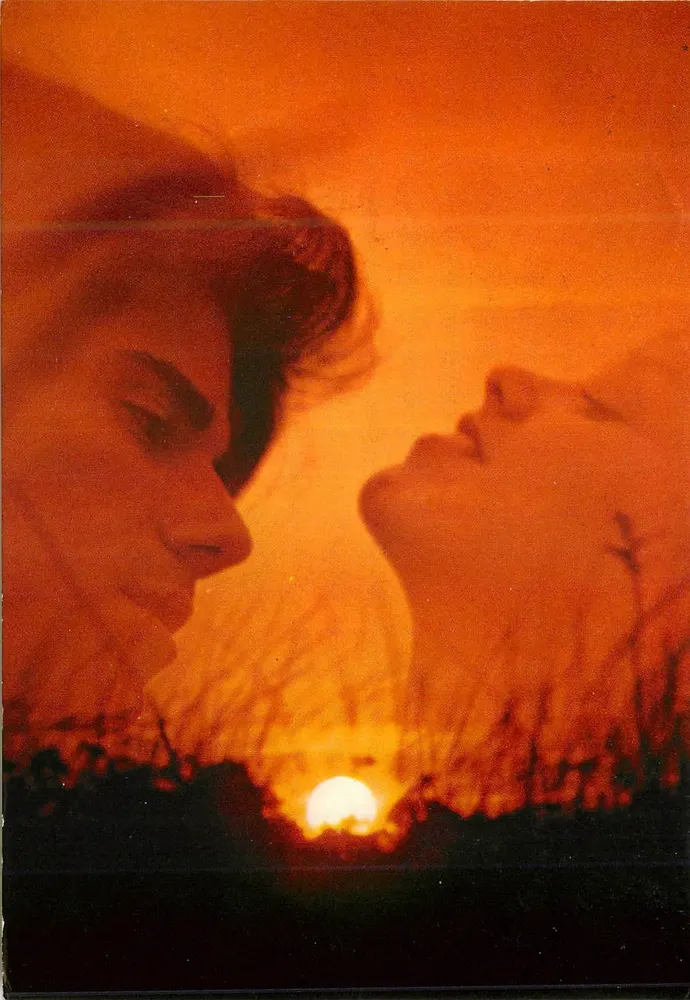 Dois amantes ao pôr do sol — editor Rotalcolor, série R 372 - Frente