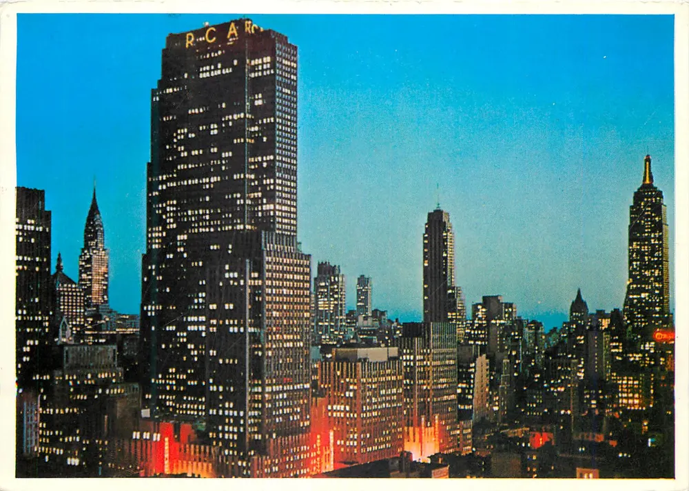 Midtown Manhattan à noite — Edifício R.C.A., Edifício Chrysler e Edifício Empire State — Alfred Verville, pioneiro da aviação, editor Alfred Moirizer, Inc. - Frente