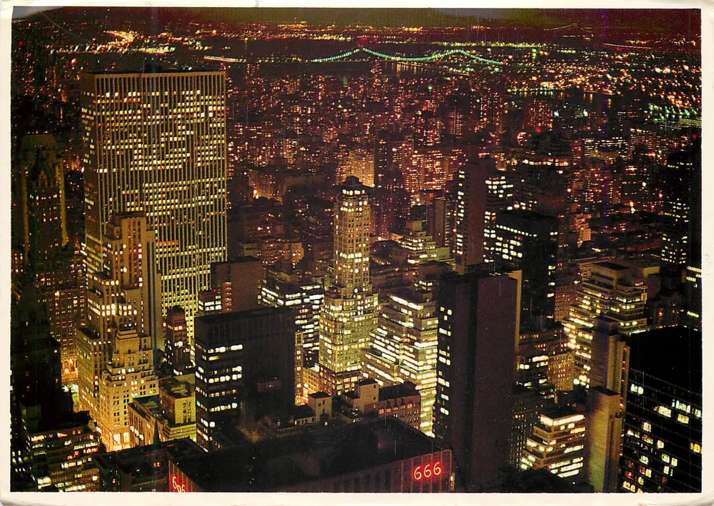 Panoramablick auf New York in der Nacht — Manhattan Post Card Co., Inc. Nr. 02130-4598 - Vorderseite