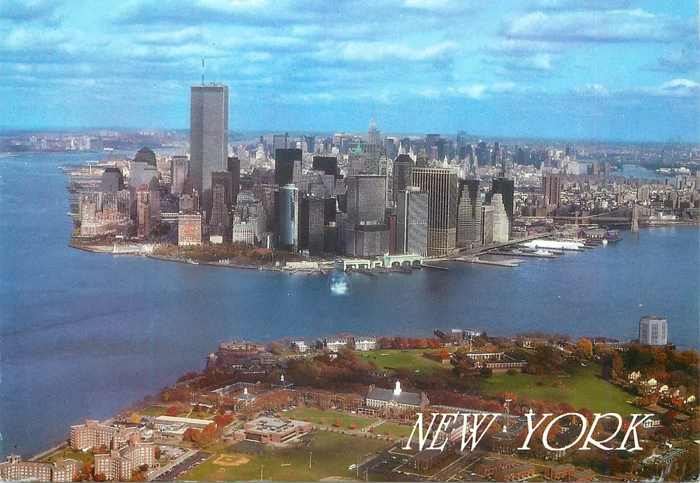New York — Luftbild des Financial District und der Insel Governor's Island — Alfred Manzer, Inc. n°1642 - Vorderseite