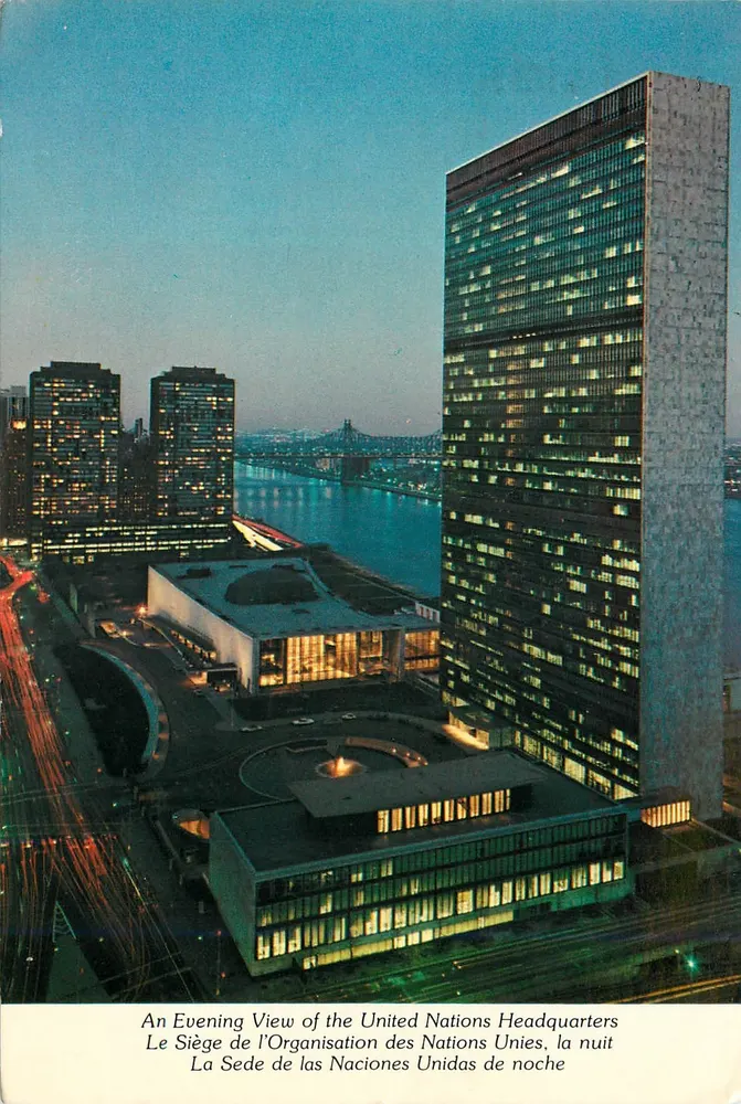 Sede das Nações Unidas — vista noturna — United Nations - Frente