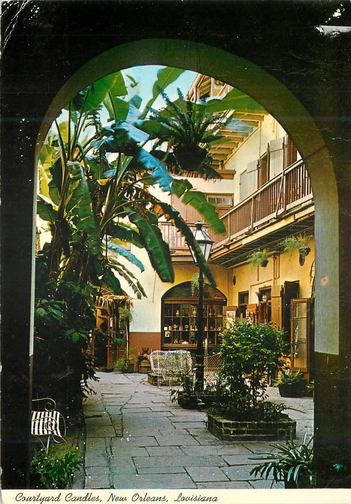 Courtyard Candles — Courtyard & archway — Courteilichicolor, Printed in Ireland - Frente