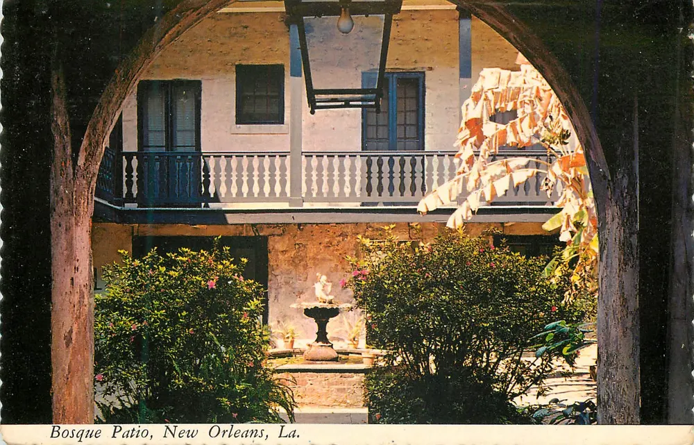 Bosque Patio, Nova Orleans, La. — vista de um pátio com fonte e balcão — Express Publishing Co., Inc. - Frente