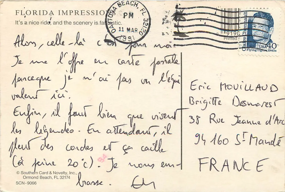 Femme en maillot à rayures — devant une voiture jaune — éditeur Southern Card & Novelty, Inc. SCN-9066 - Verso