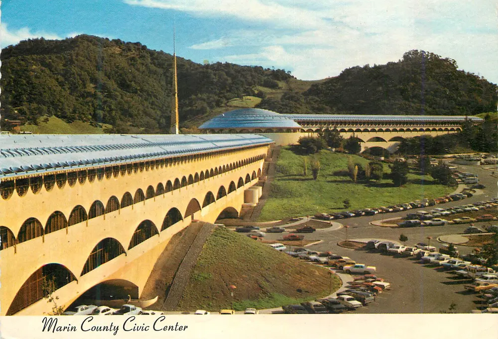 Marin County Civic Center — arquitectura de Frank Lloyd Wright — editor Smith Novelty Co. - Anverso