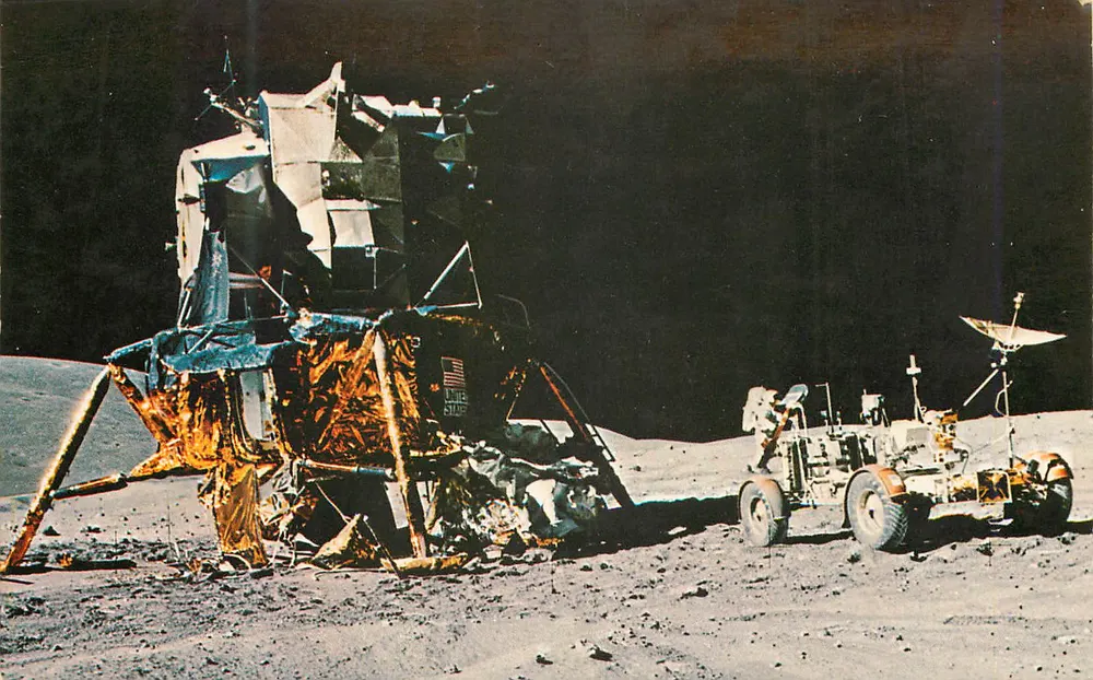 Lunar Rover près du module lunaire — Apollo 16 — NASA - Recto