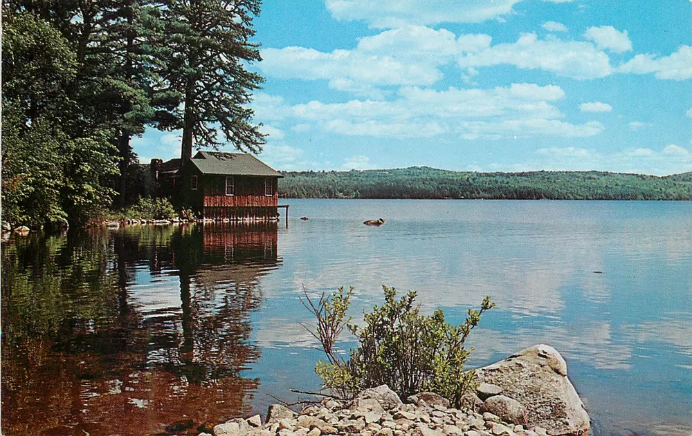 Cabana sobre lago — vista lacustre — Foto por Free Lance Photographers Guild, Inc. e editada por Dexter Press, Inc., Nyack, N.Y. - Frente