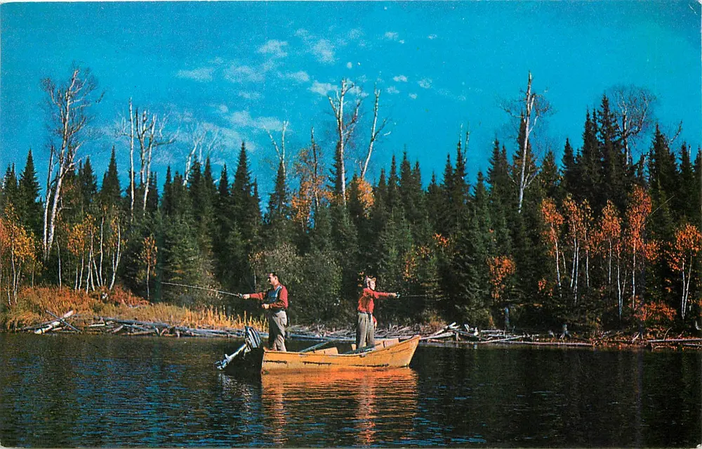 Dois pescadores em um barco — lago cercado por floresta de outono — editor Couleurcure Publishers, Inc. - Frente